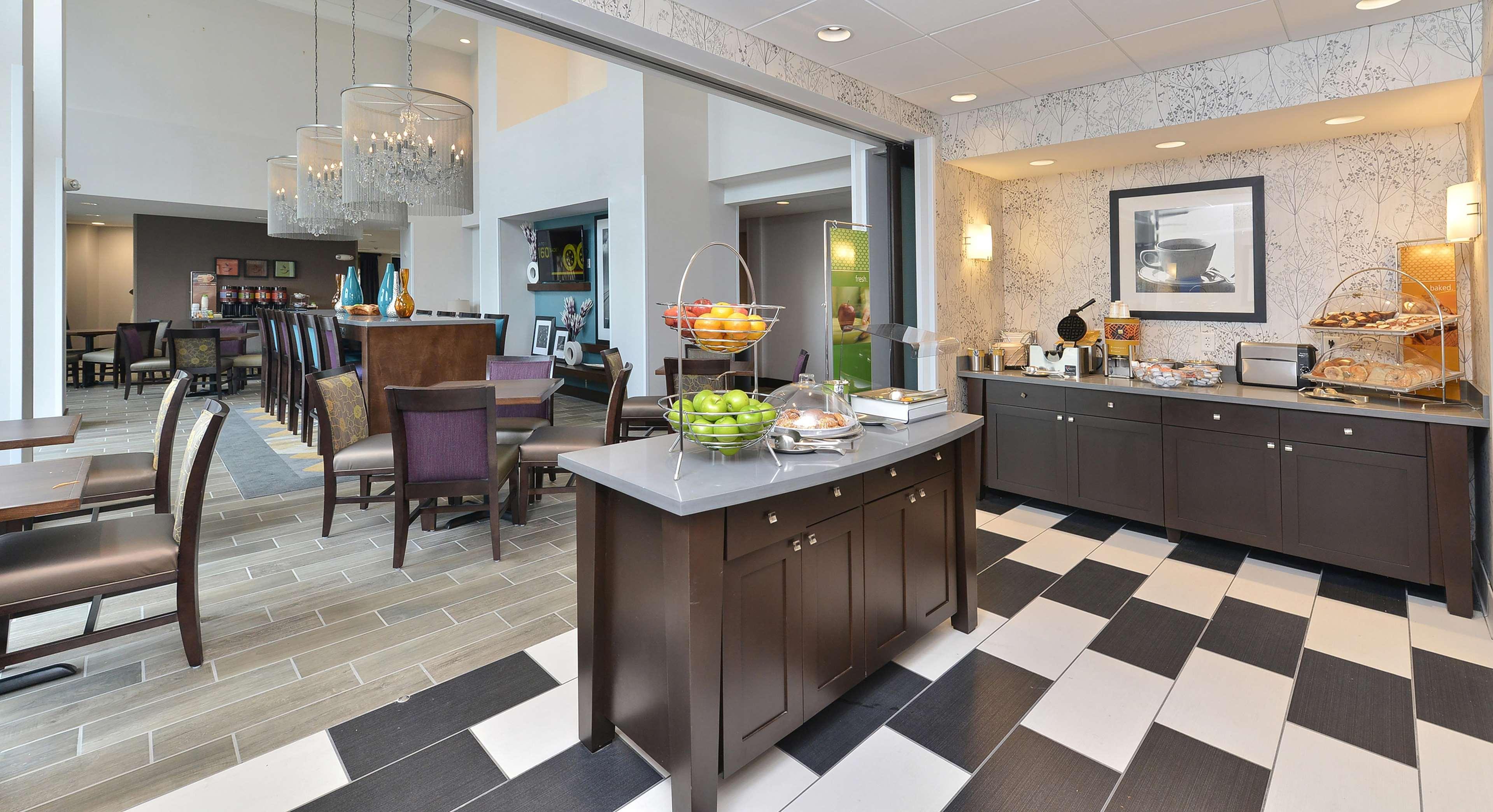 Hampton Inn & Suites Des Moines Downtown Екстер'єр фото